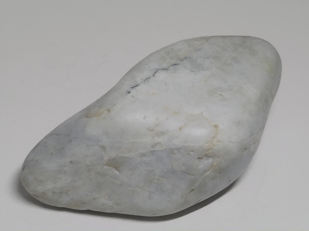 糸魚川106 翡翠 330g ヒスイ 原石 鑑賞石 自然石 誕生石 鉱物 鉱石