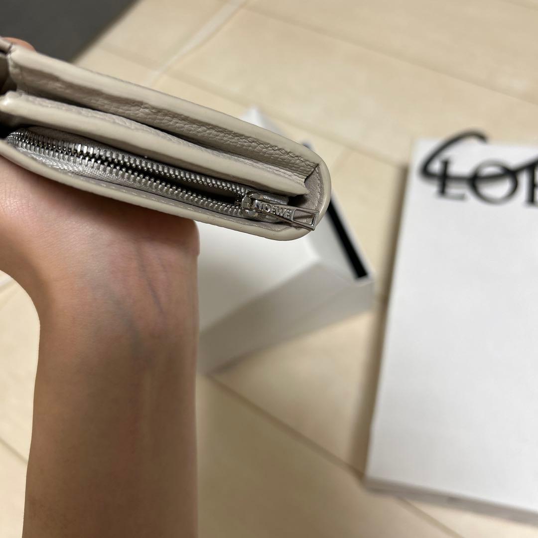 ロエベ 二つ折り財布 アナグラム コンパクト フラップウォレット ライトゴースト