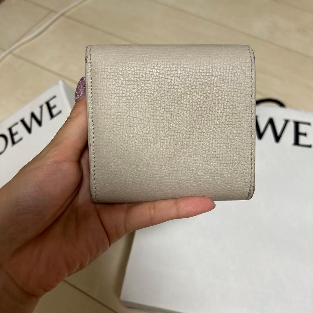 ロエベ 二つ折り財布 アナグラム コンパクト フラップウォレット ライトゴースト