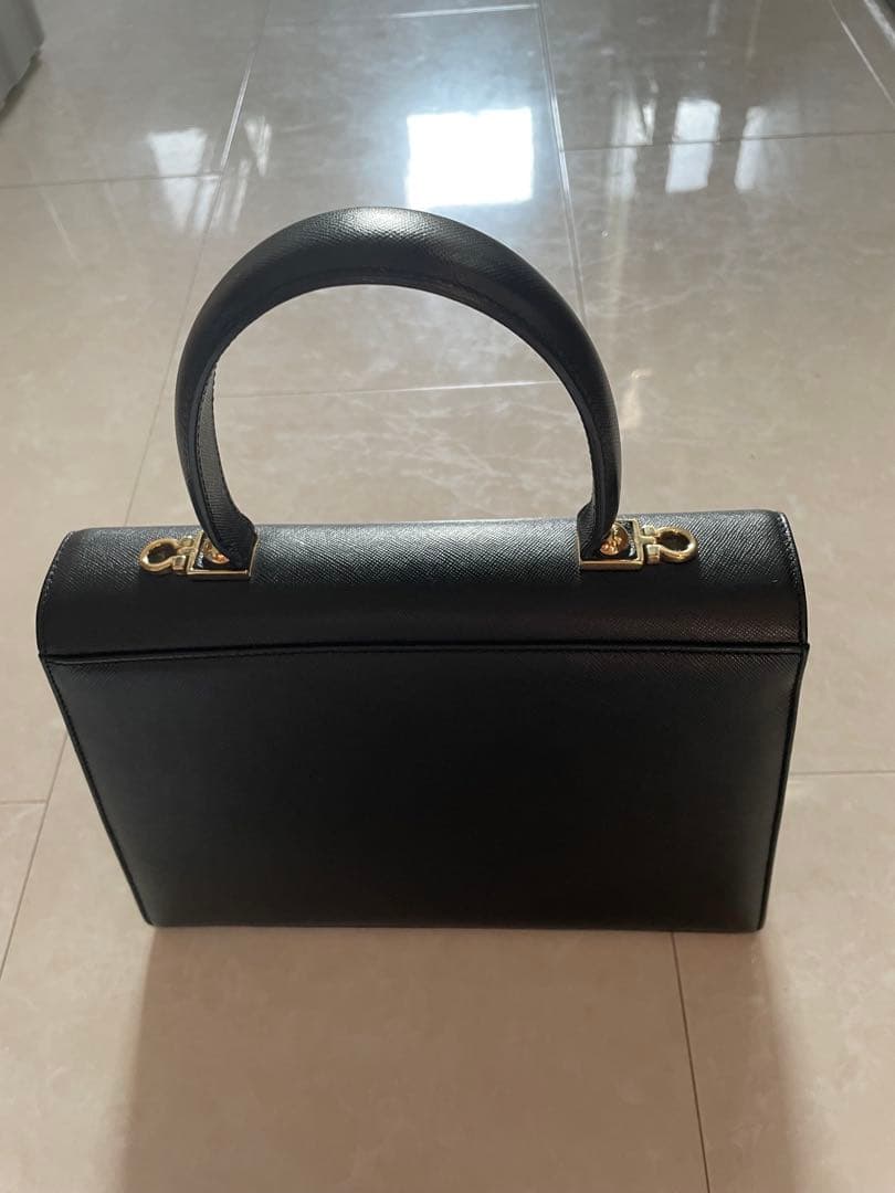 ブラックレザーハンドバッグ ゴールド金具