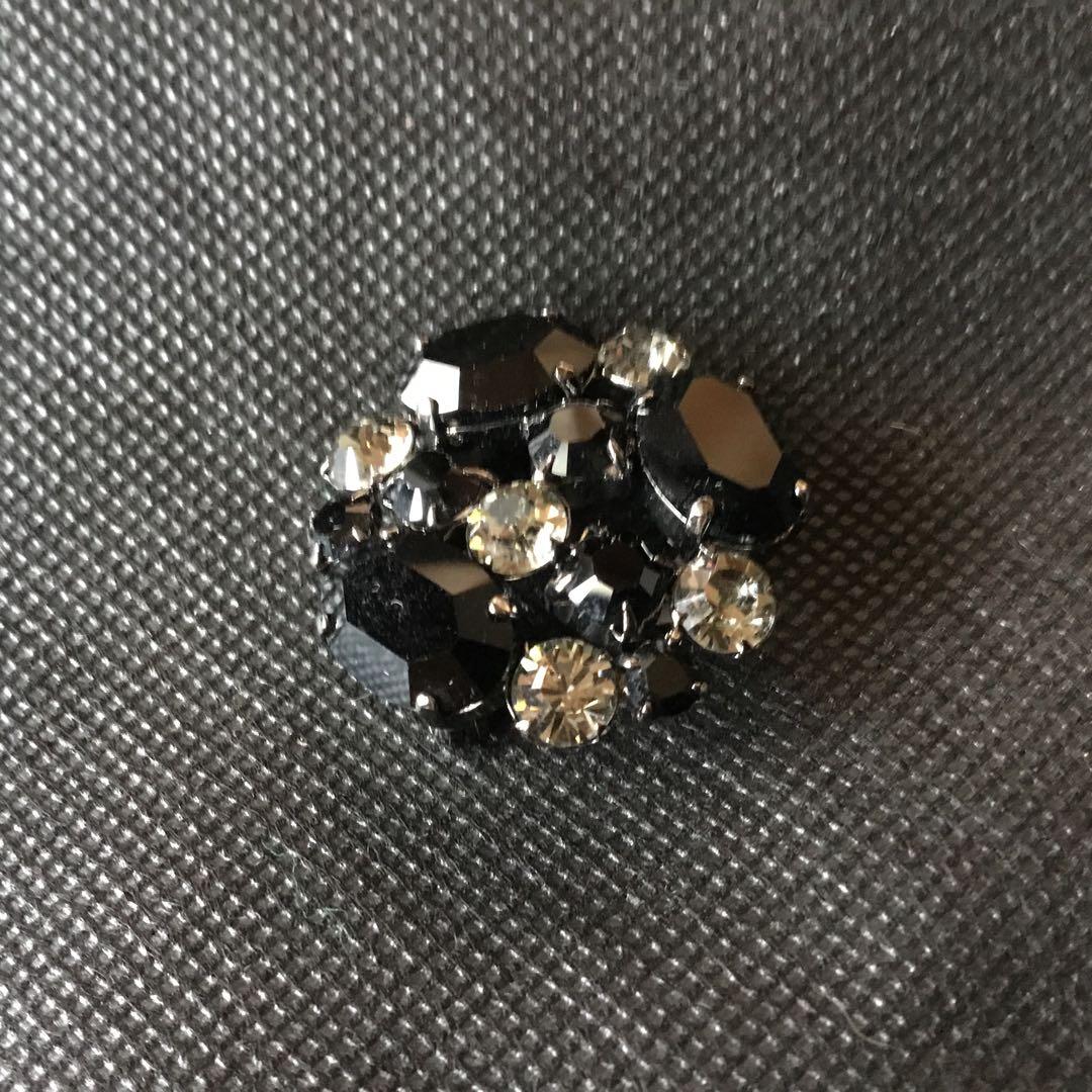 FOXEY 漆黒の輝きが美しい！クリスタルブローチ