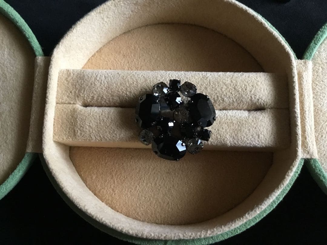 FOXEY 漆黒の輝きが美しい！クリスタルブローチ