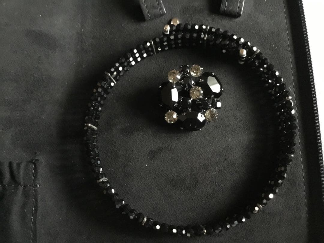 FOXEY 漆黒の輝きが美しい！クリスタルブローチ