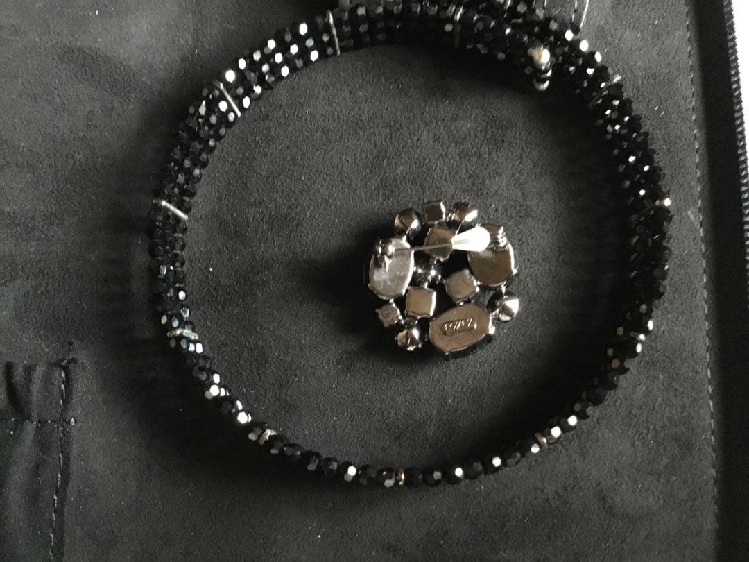 FOXEY 漆黒の輝きが美しい！クリスタルブローチ