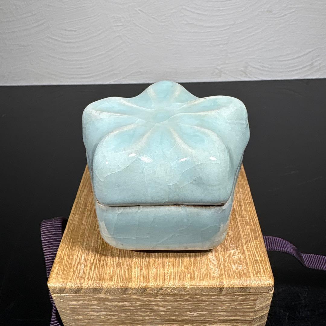 真作　初代宇野宗甍　青磁桔梗香合　高さ約5センチ、経約6センチ