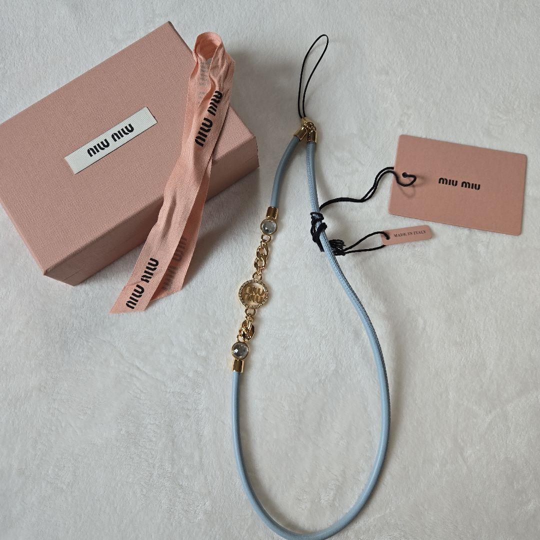 miu miu スマホストラップ 水色