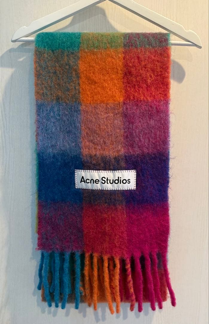 アクネ　マフラー