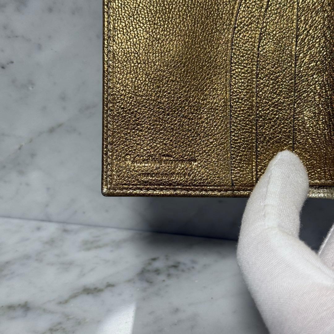 サルヴァトーレフェラガモ ゴールド シルバー 二つ折り財布 ガンチーニ