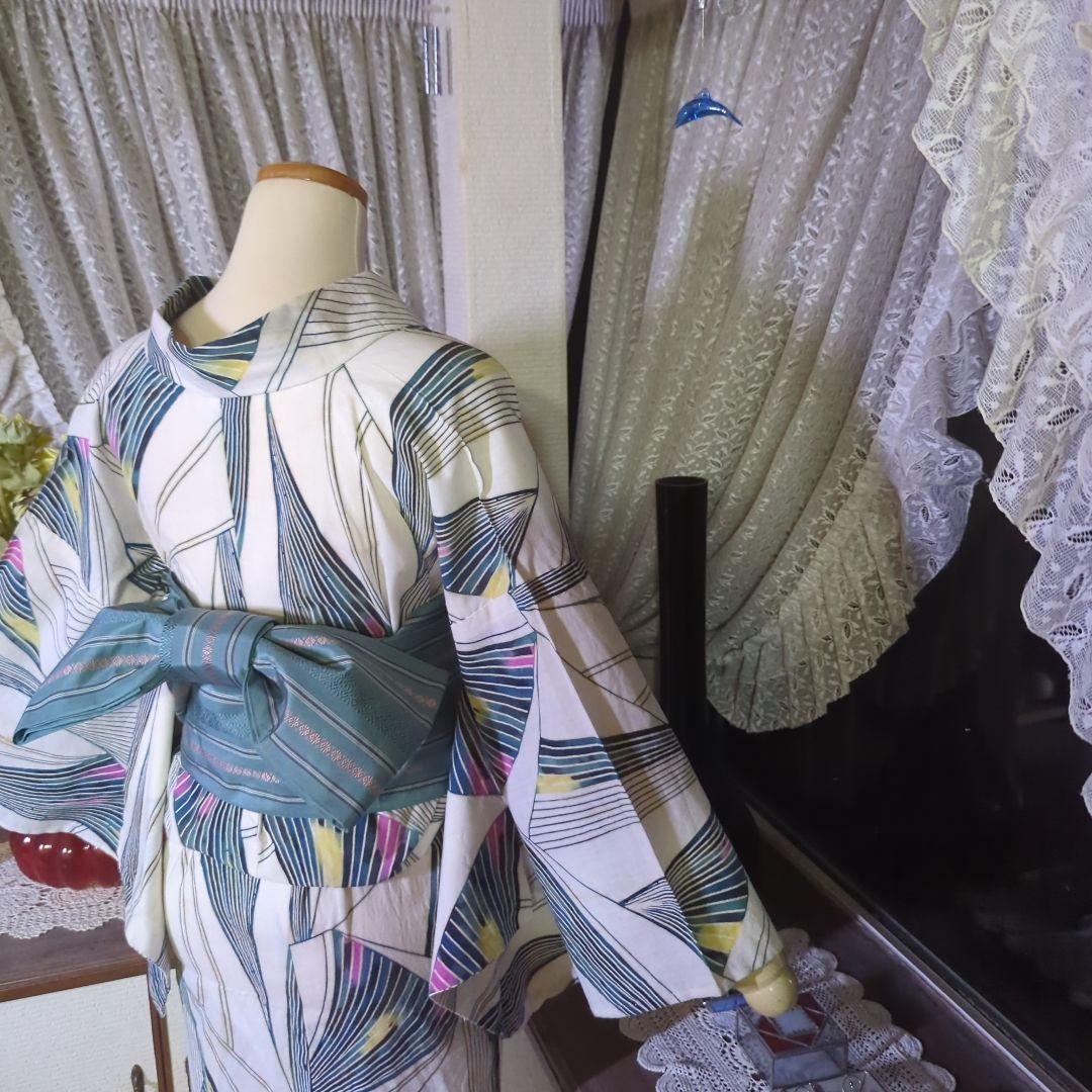 乳白色の地に描かれました美しい線模様が雰囲気のあるアンティーク、注染めの浴衣です