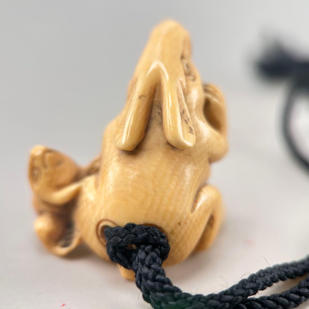 ウサギと子ウサギの彫刻