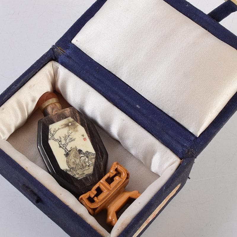 中国　牛角製　人物牛刻　鼻煙壷　木製台付　M　8977