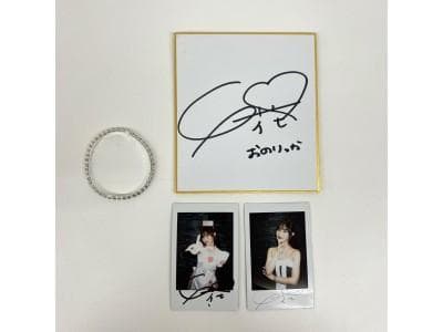 小野六花さんがパチンコ店来店時に着用した銀色のブレスレットに色紙とチェキ