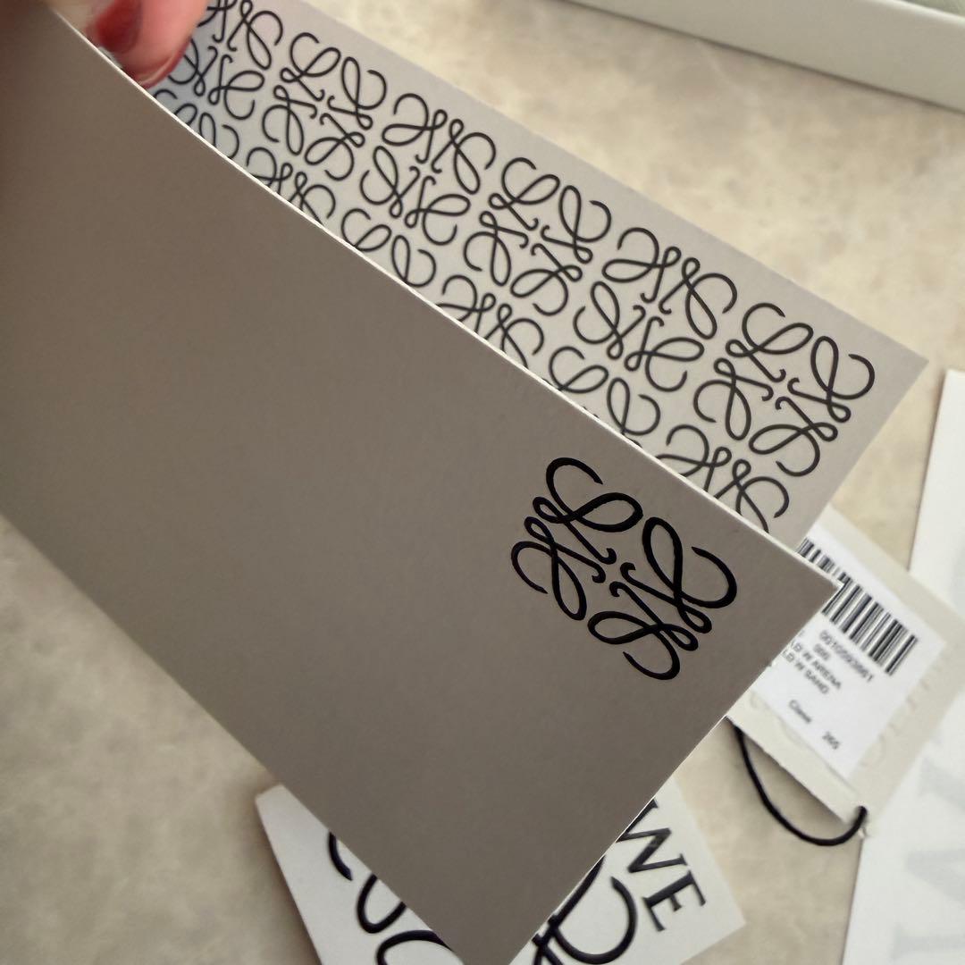 ロエベ アナグラム トライフォールド ウォレット（ペブルグレインカーフ）サンド