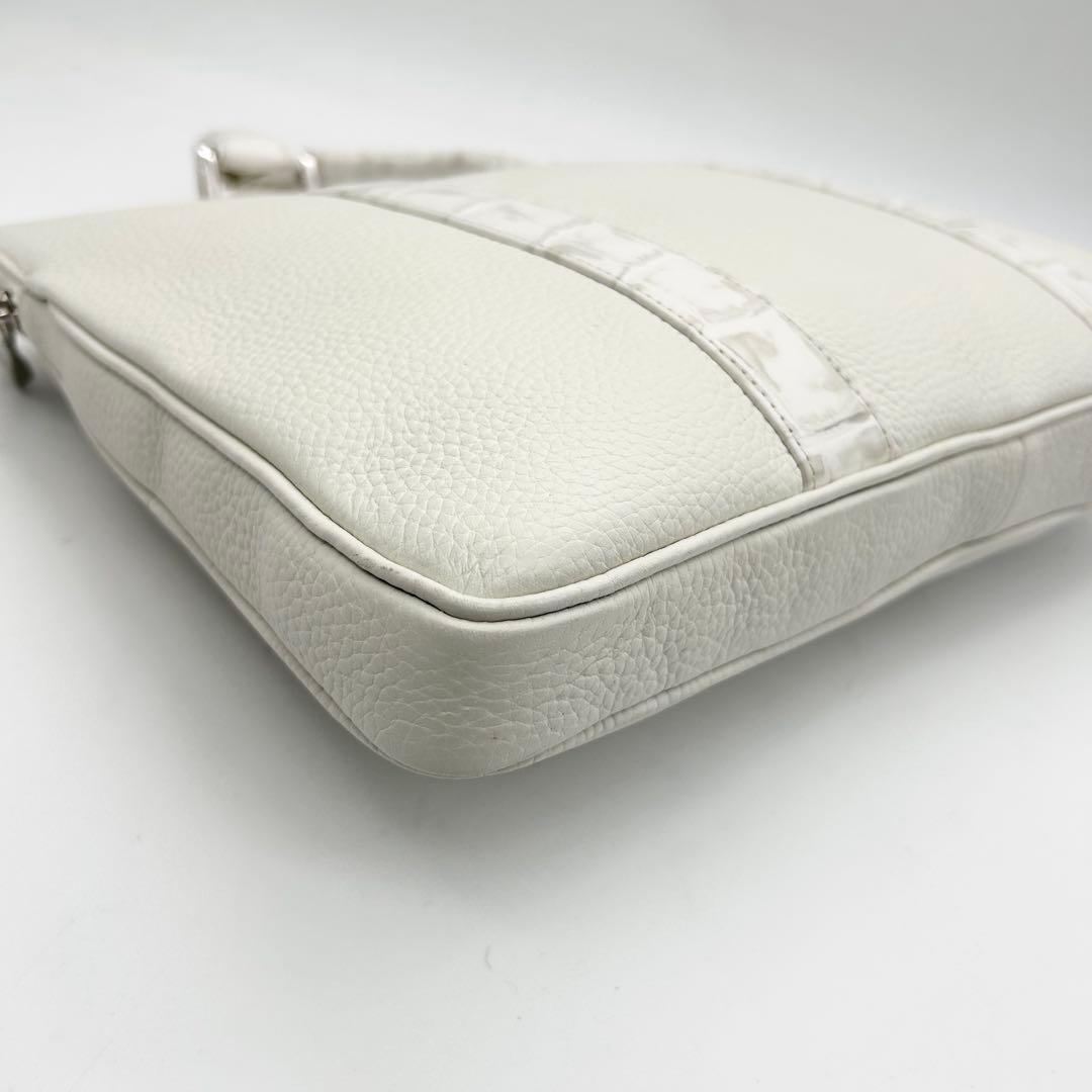 未使用級　バジョルゴ　ビジネスバッグ　クロコ型押し　レザー　ロゴ　白　A4可能