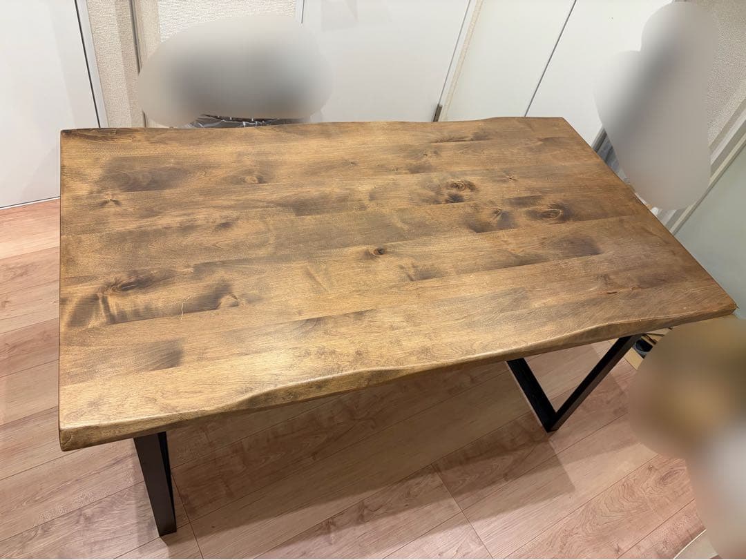 木製ブラウンダイニングテーブル