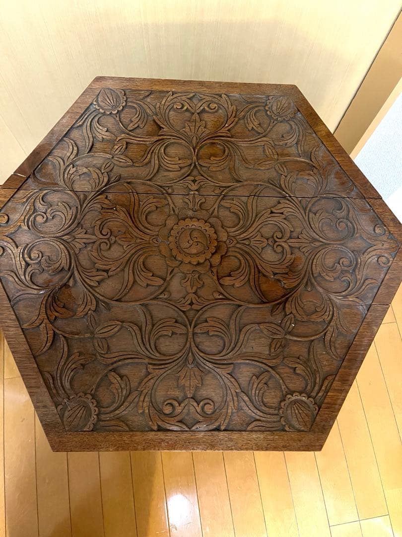 木彫りアンティーク　サイドテーブル 62cm