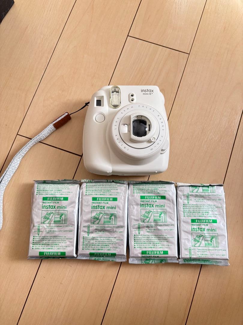 チェキ　instax mini8+ ホワイト フィルムパック4個付き