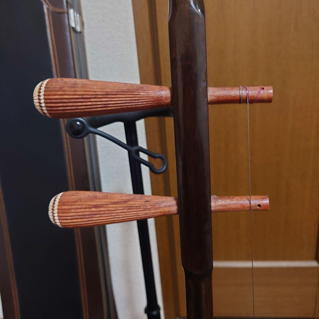 ニ胡 弦楽器 付属品多数　弓３本 中国 彫刻 ケース付き 現状販売