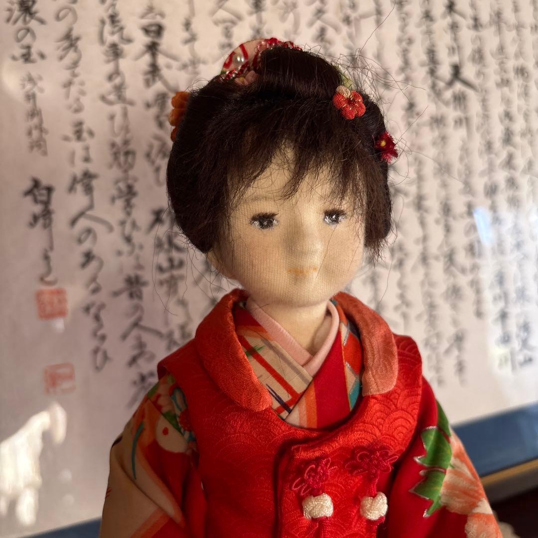 赤と緑の着物の布製人形