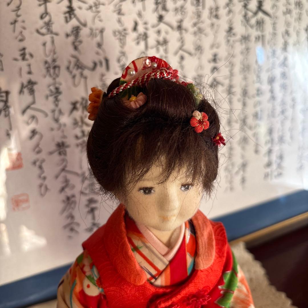 赤と緑の着物の布製人形