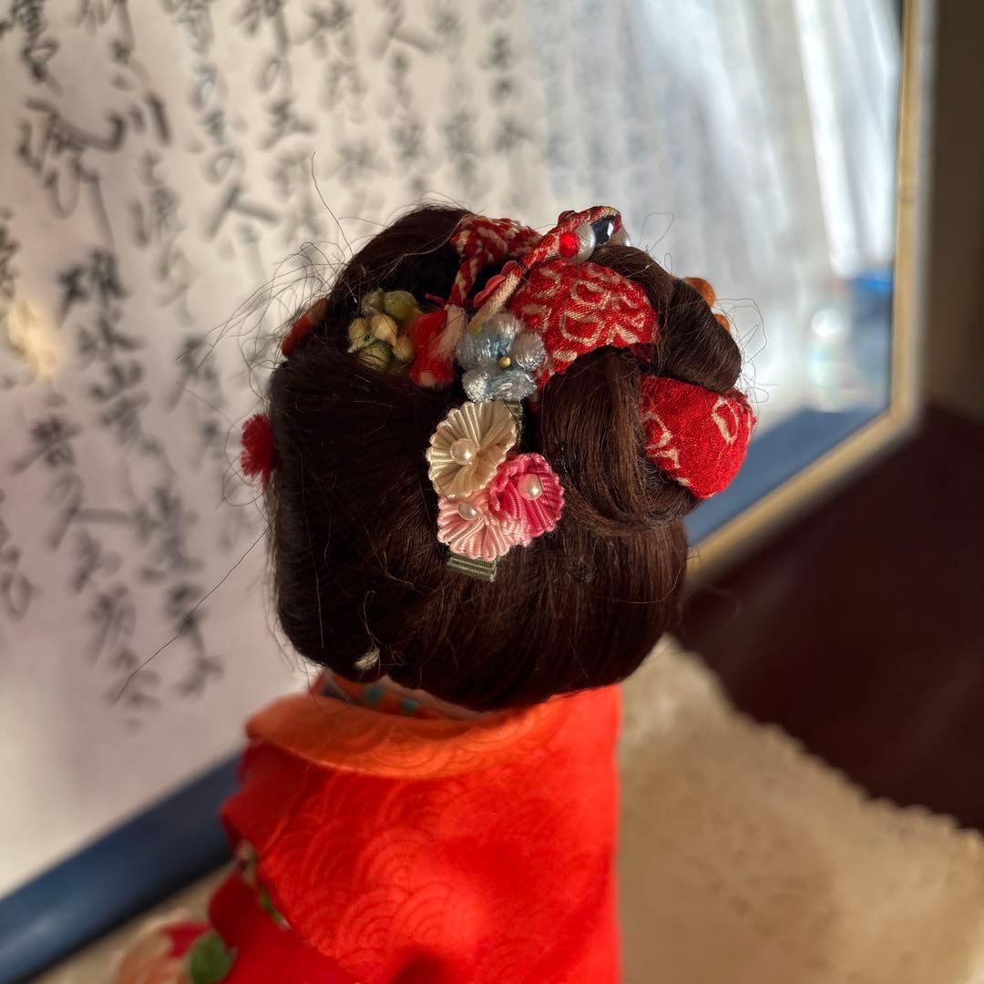 赤と緑の着物の布製人形