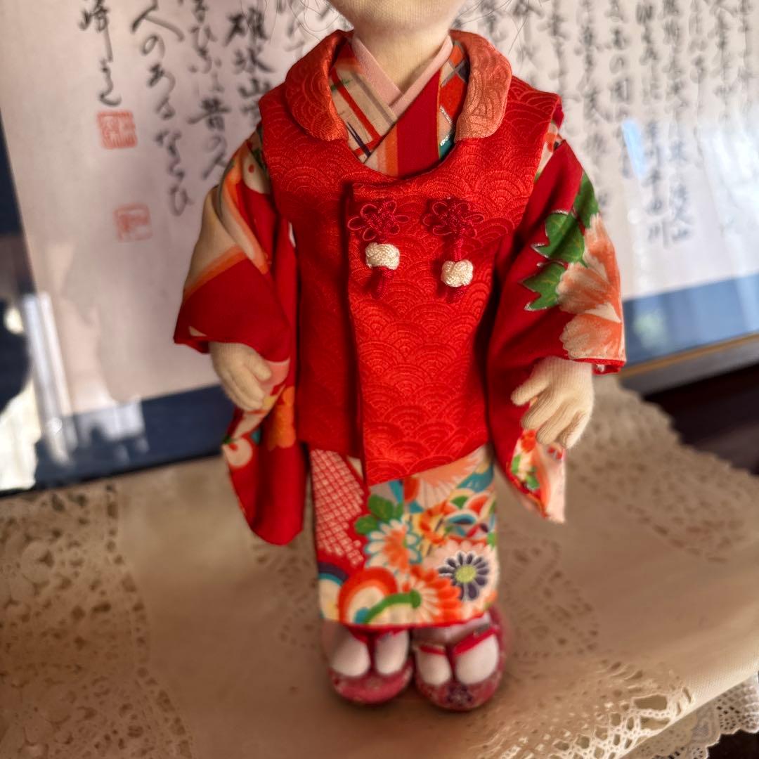 赤と緑の着物の布製人形