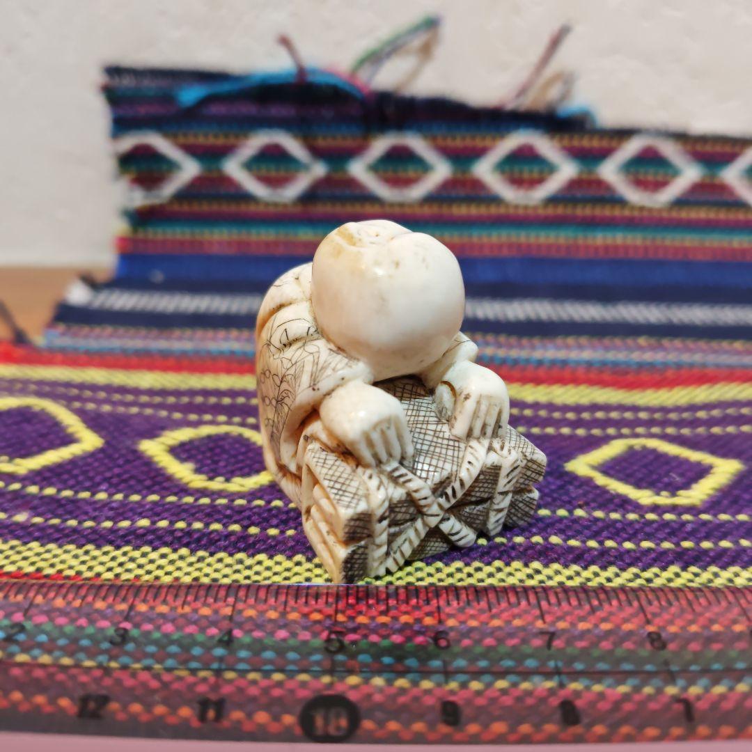 時代提物 人物根付 天然素材 【一休みする小僧】高さ約3.3cm 重さ約28ｇ