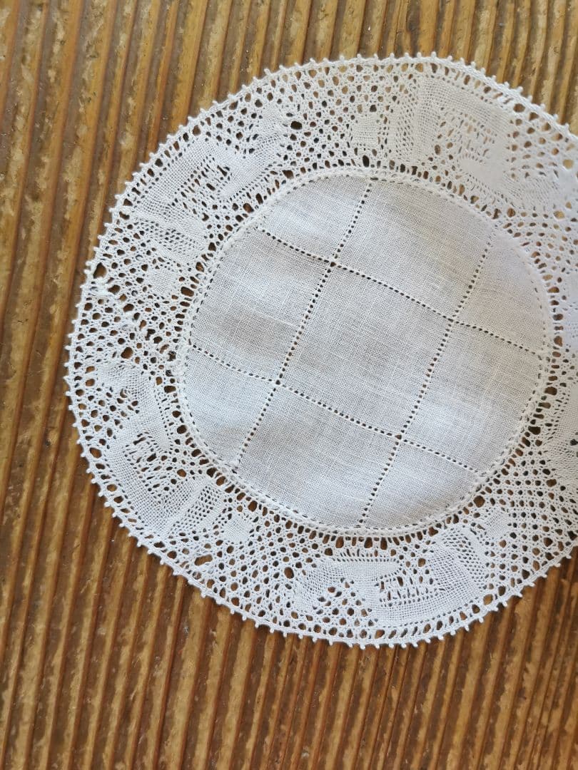 アンティークフランダースレース 花頭を垂れた薔薇 目抜き透かし格子刺繍 ドイリー