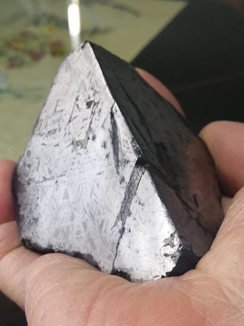 ★『超隕石』隕石原石　 969g　 隕石内部 表面は『鏡面仕上げ』になっています