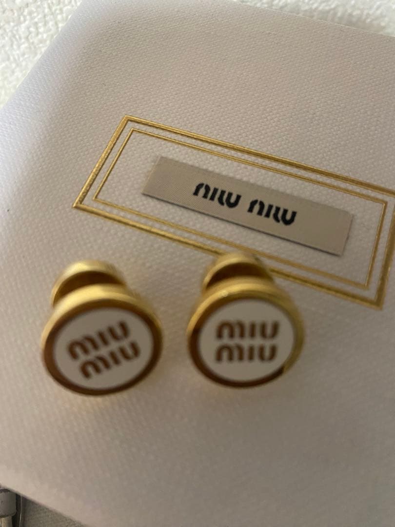 MIU MIU ゴールドスタッドピアス