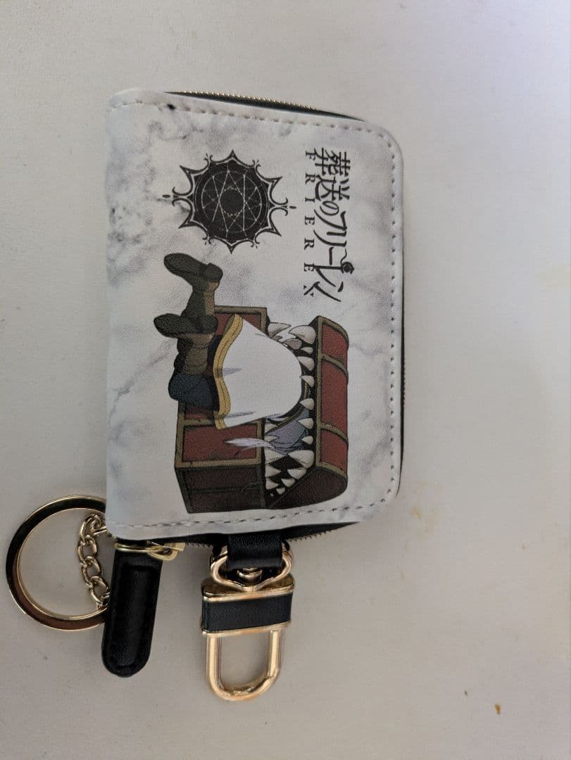 フリーレンフィギュアと他にカード3枚、クリアファイル2枚、財布、カードケース付き