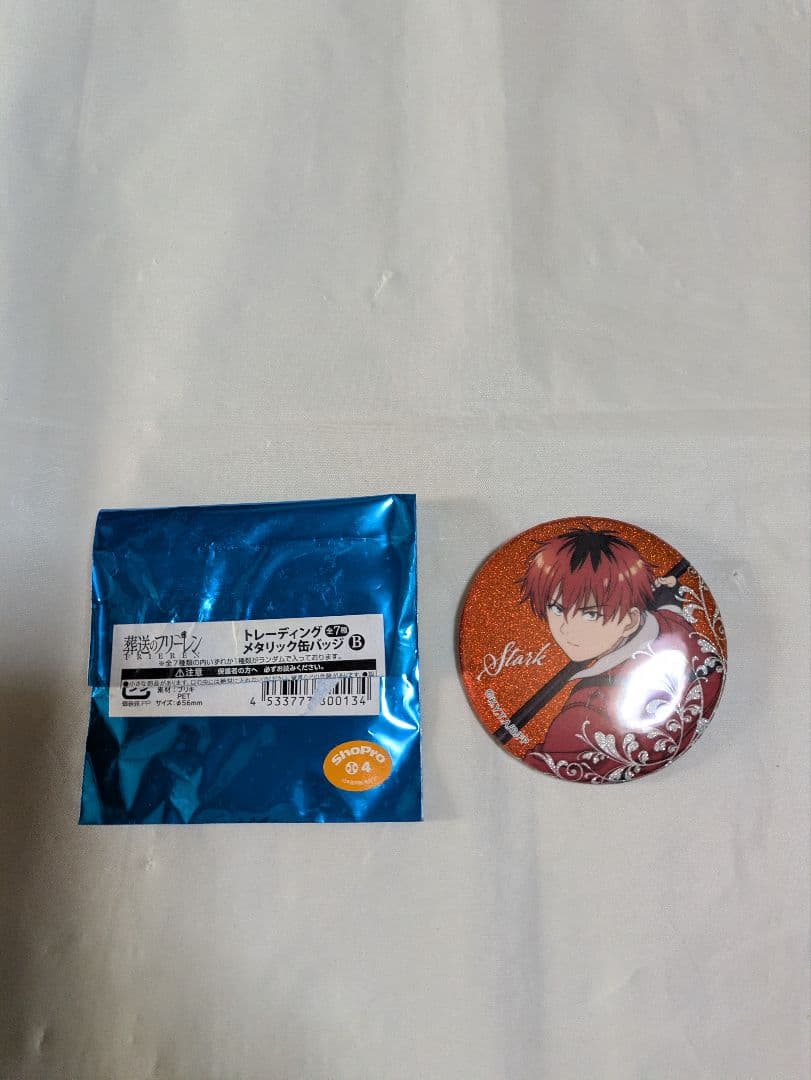 フリーレンフィギュアと他にカード3枚、クリアファイル2枚、財布、カードケース付き