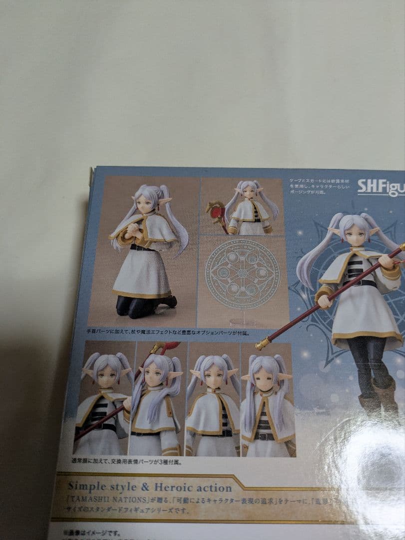 フリーレンフィギュアと他にカード3枚、クリアファイル2枚、財布、カードケース付き