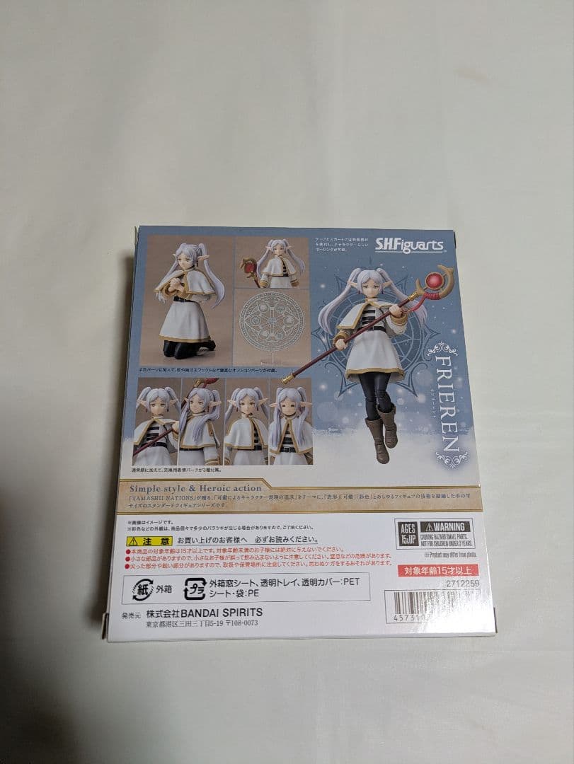 フリーレンフィギュアと他にカード3枚、クリアファイル2枚、財布、カードケース付き