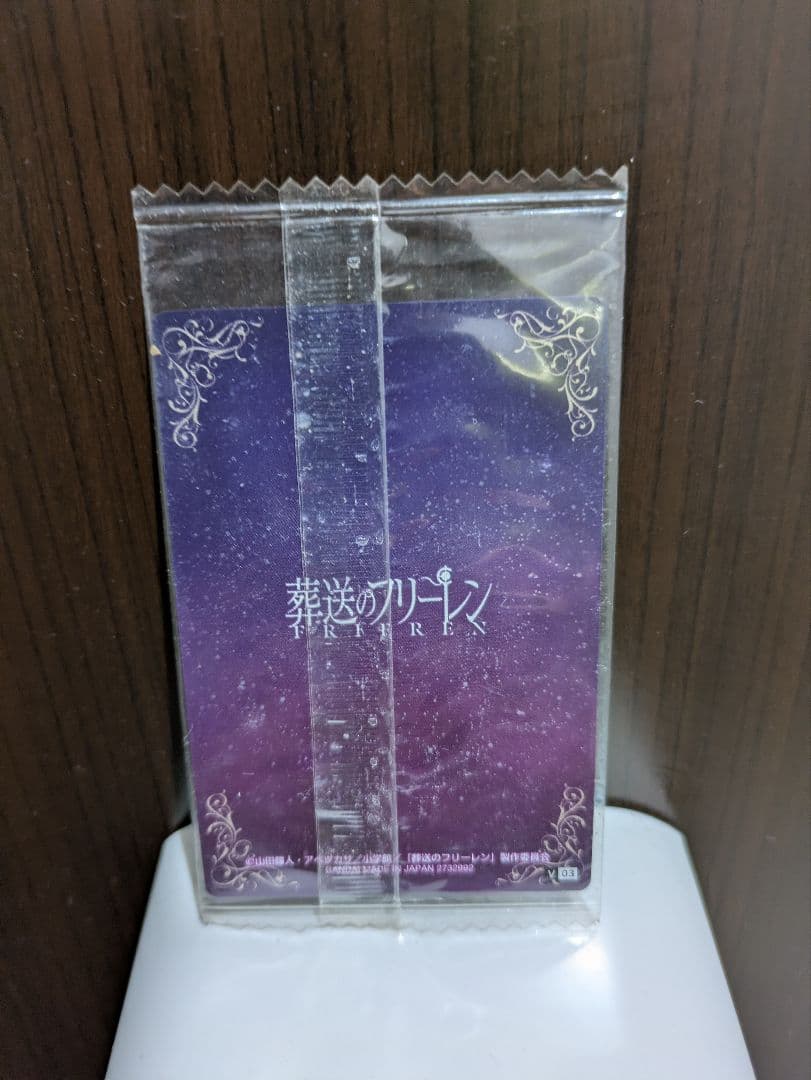 フリーレンフィギュアと他にカード3枚、クリアファイル2枚、財布、カードケース付き