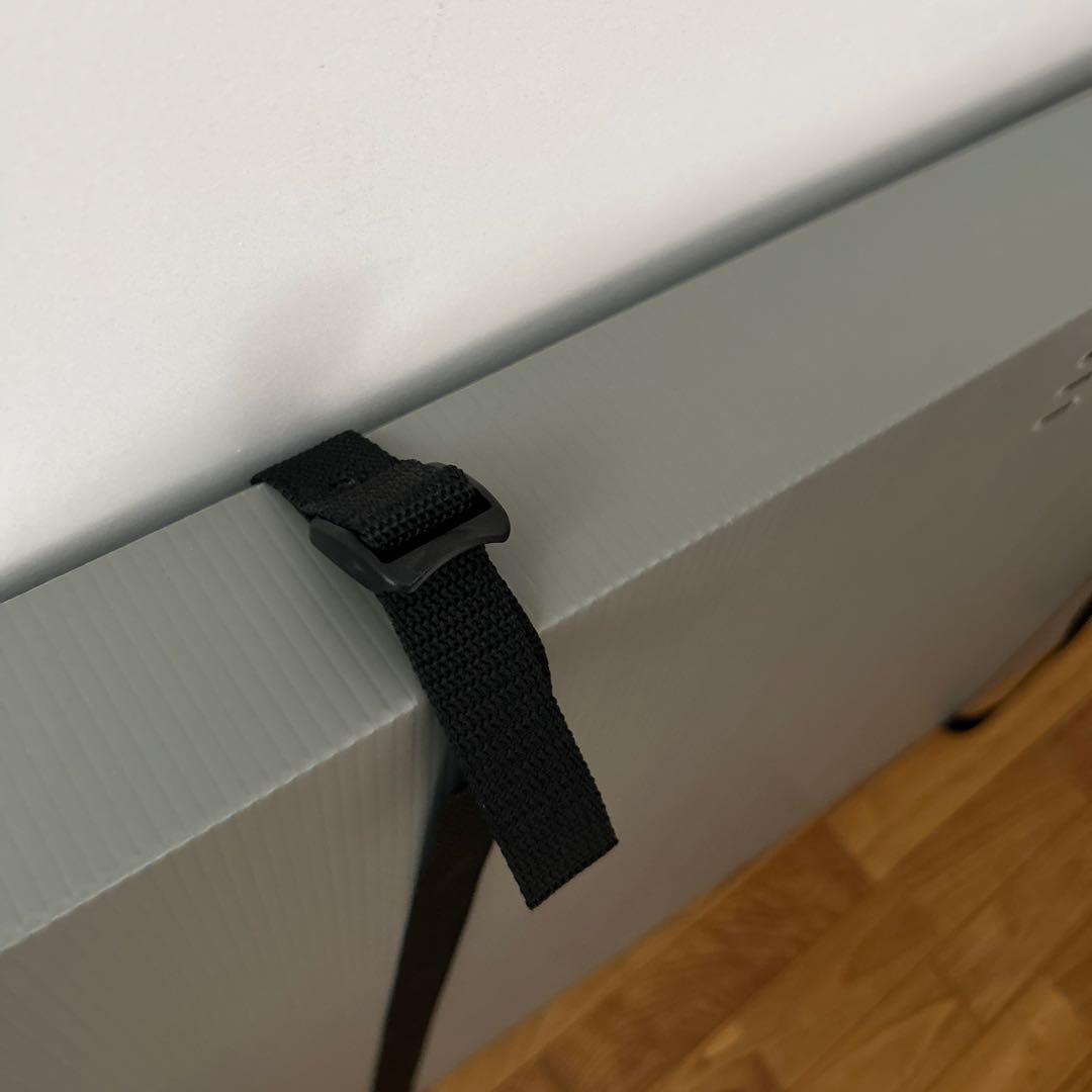 グレーの折りたたみ作品収納ケース