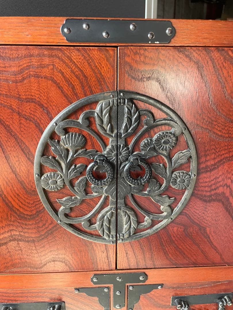 美品和箪笥　観音開き 棚箪笥 帳場箪笥 チェスト欅材 漆塗り 菊の金具飾り