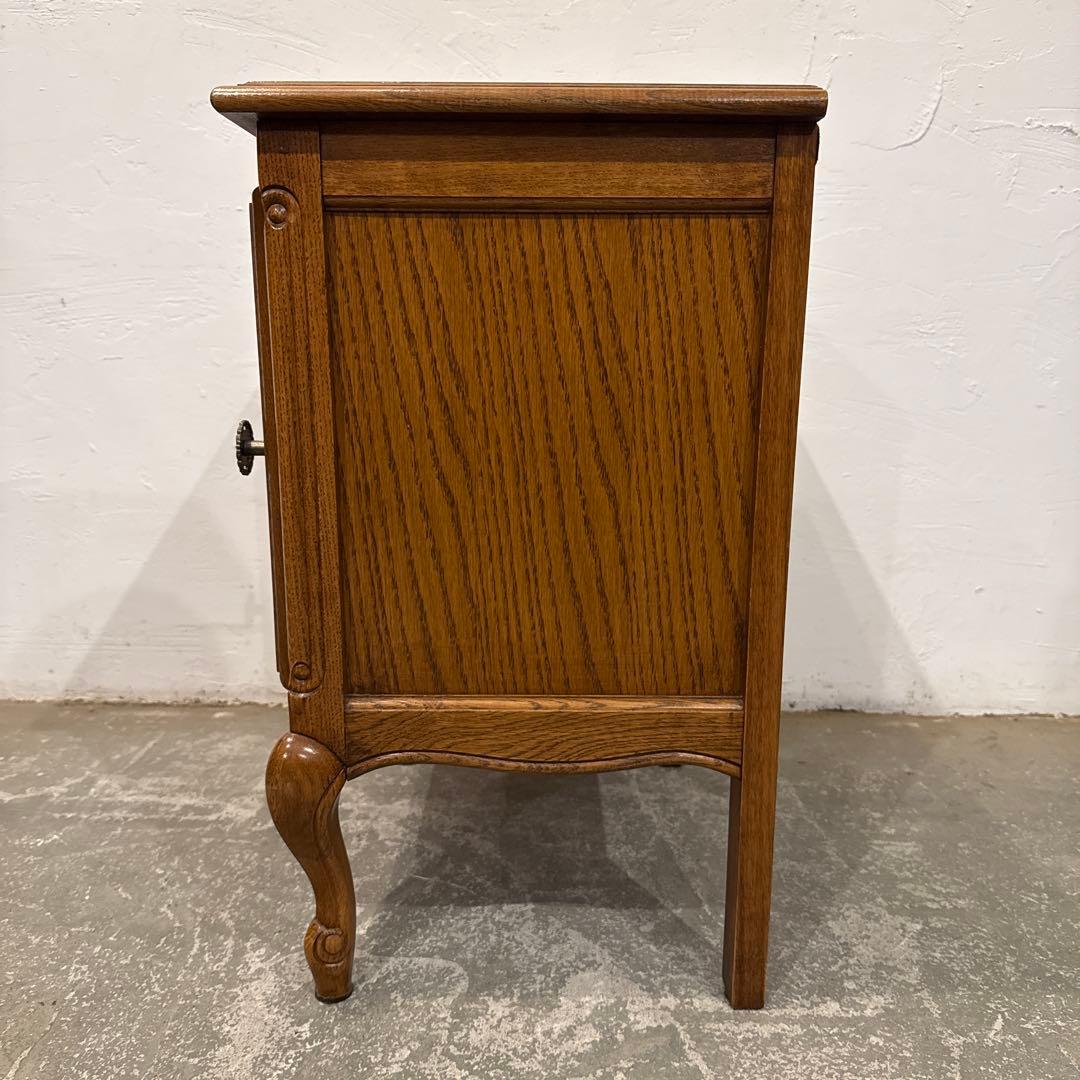 ヴィンテージ　木製サイドテーブル　ベッドサイドテーブル　猫脚