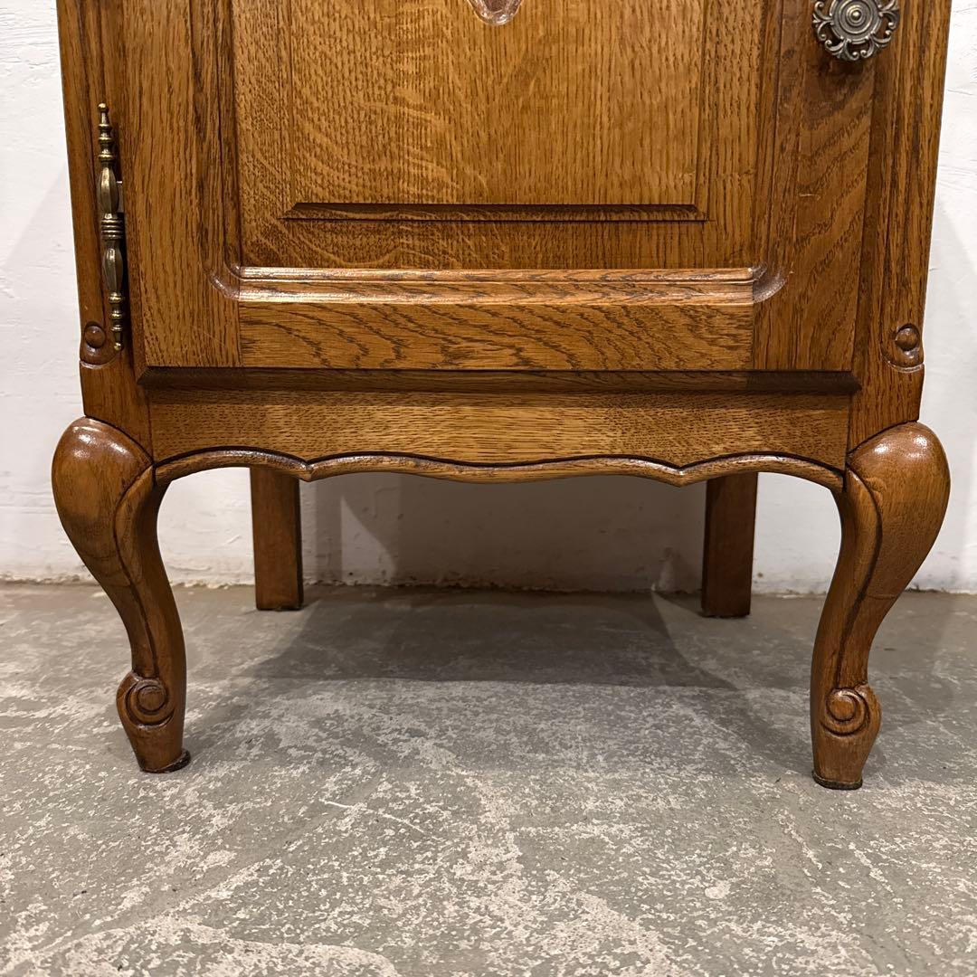 ヴィンテージ　木製サイドテーブル　ベッドサイドテーブル　猫脚