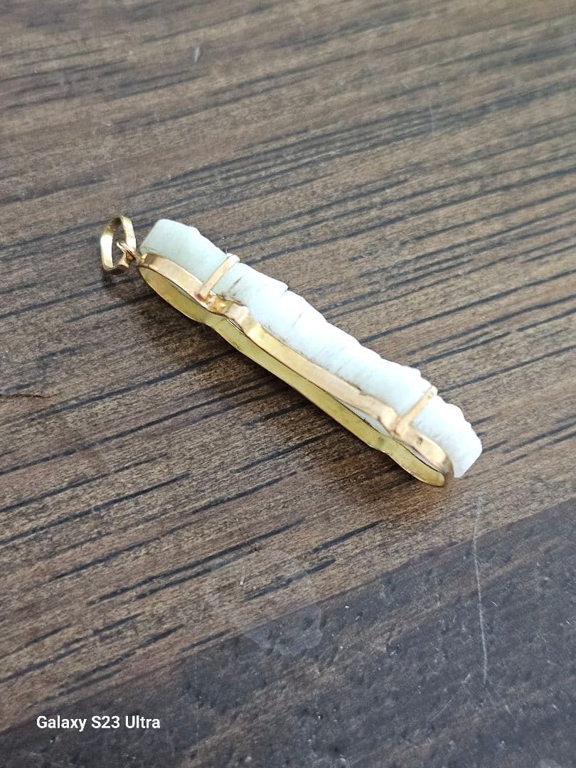 K１８糸魚川翡翠　観音菩薩様彫刻ペンダント