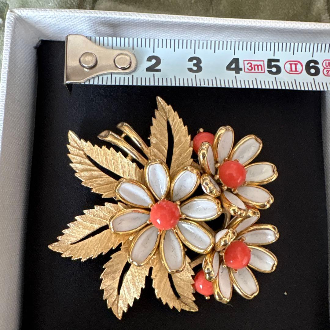 トリファリお花の ブローチ