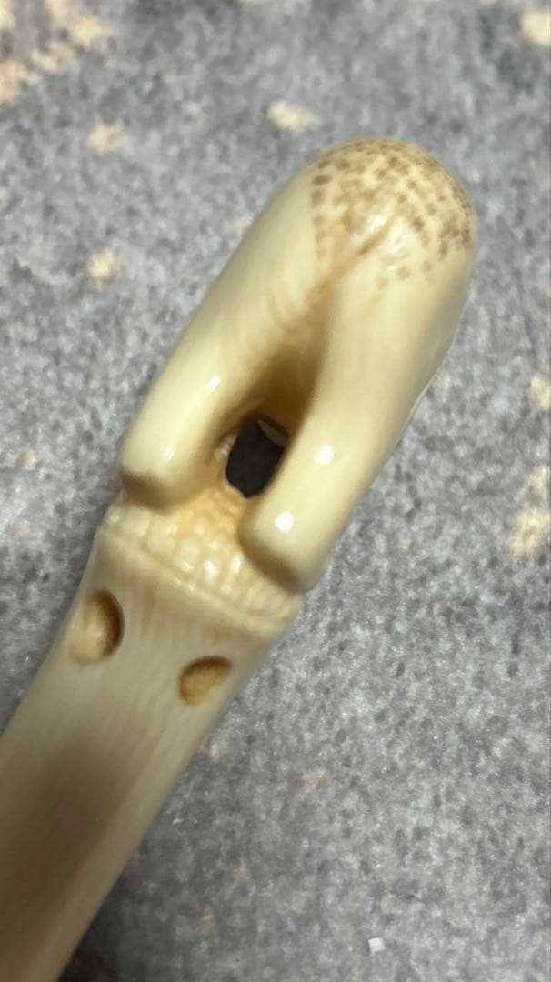 根付 竹の子に止まりバッタを見つめる猿の姿をしている根付