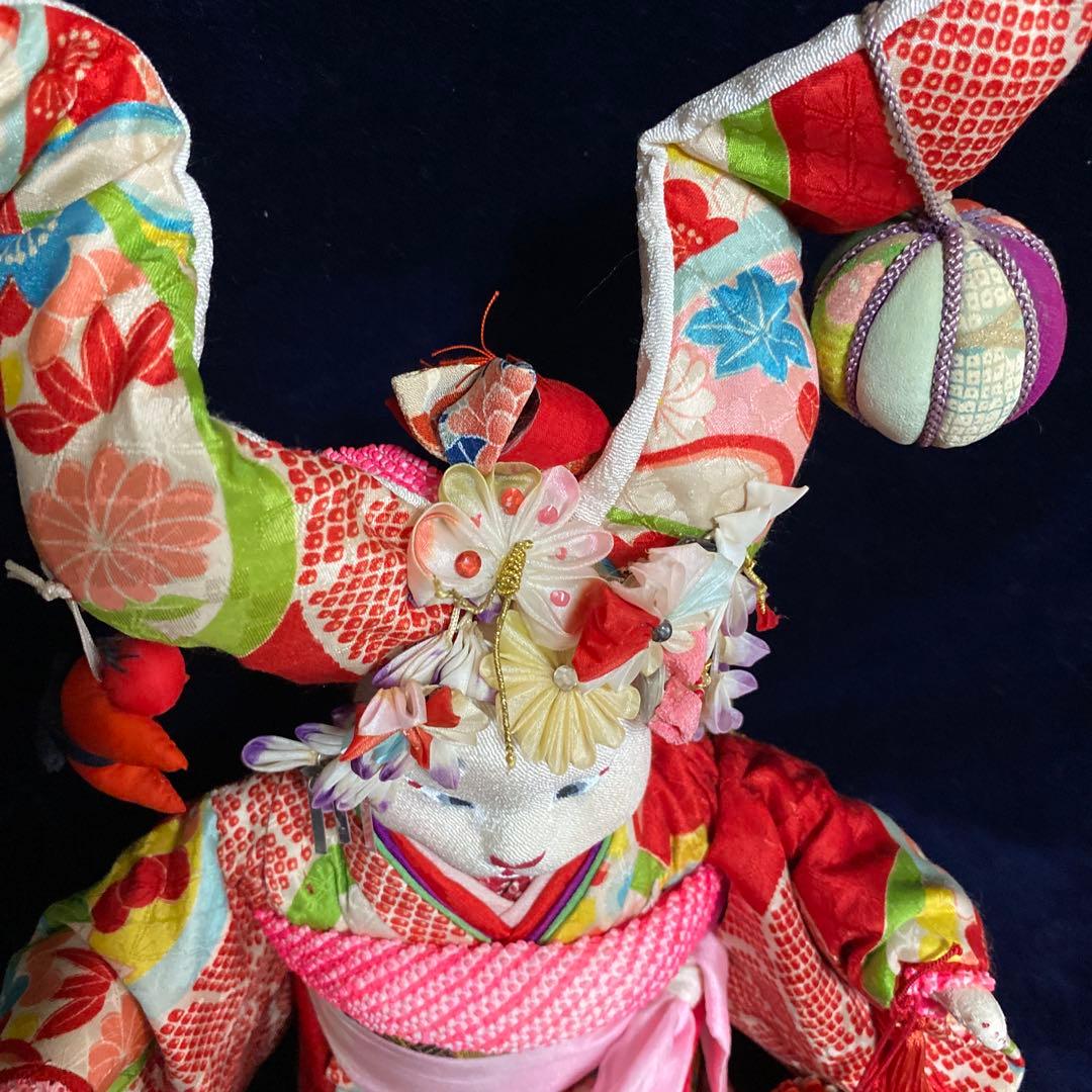 ハンドメイド創作人形ブスッ子縮緬うさぎちやん。黒の飾り台付き