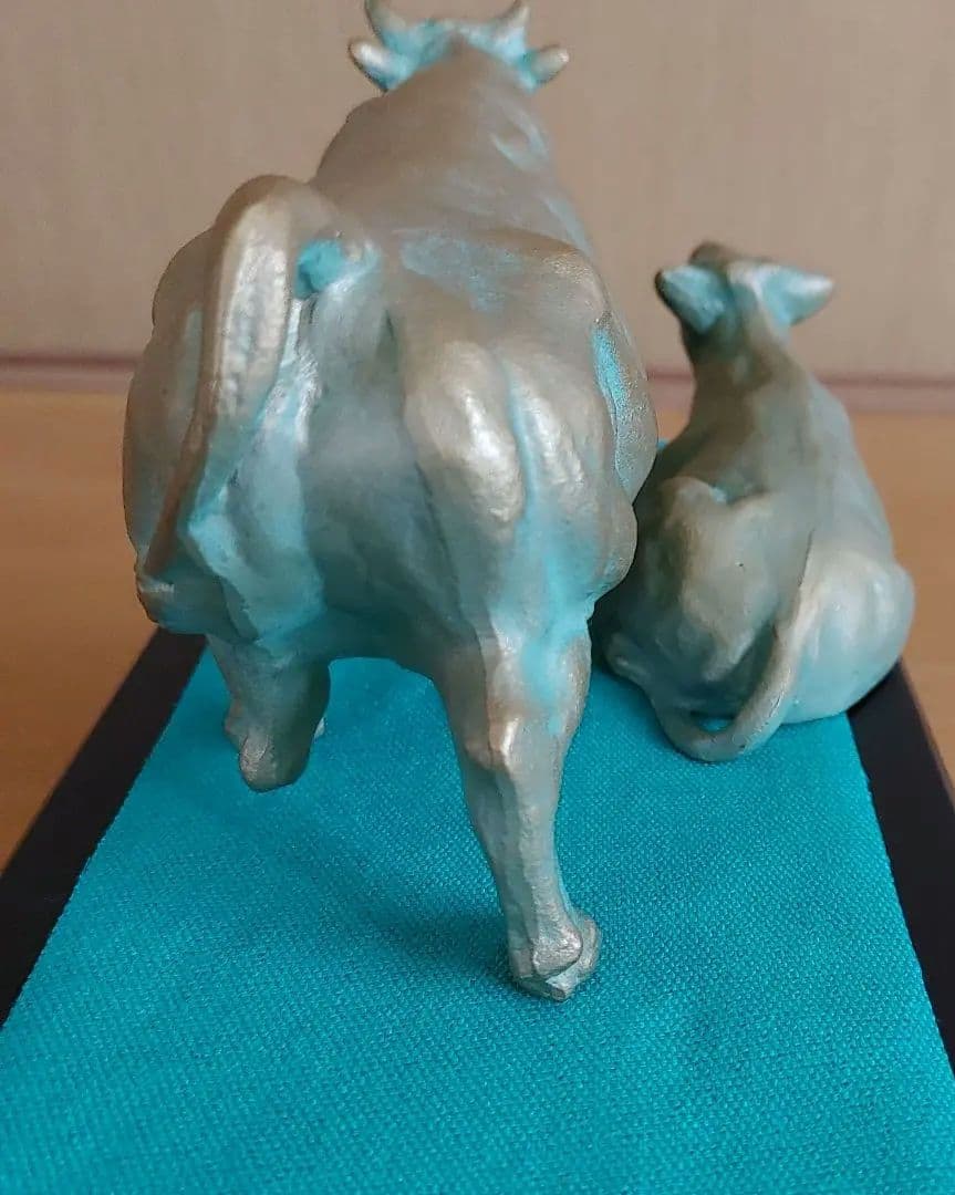 金色の牛と子牛の置物