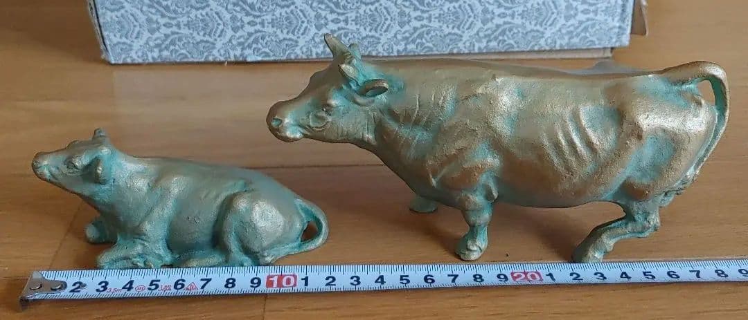 金色の牛と子牛の置物