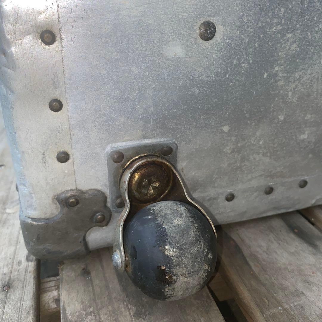 ヴィンテージアルミトランクケース タイヤ付き 店舗什器 インテリア