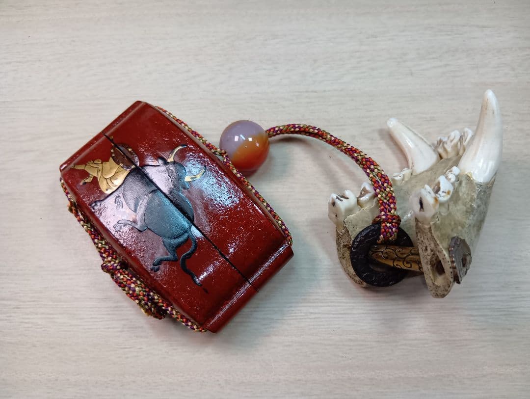 印籠朱塗り牛引き図／山岳信仰護符金工細工根付