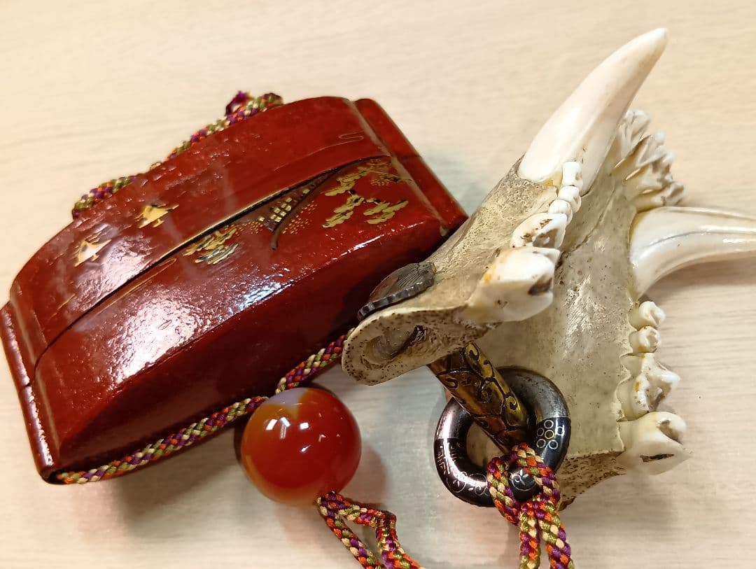 印籠朱塗り牛引き図／山岳信仰護符金工細工根付