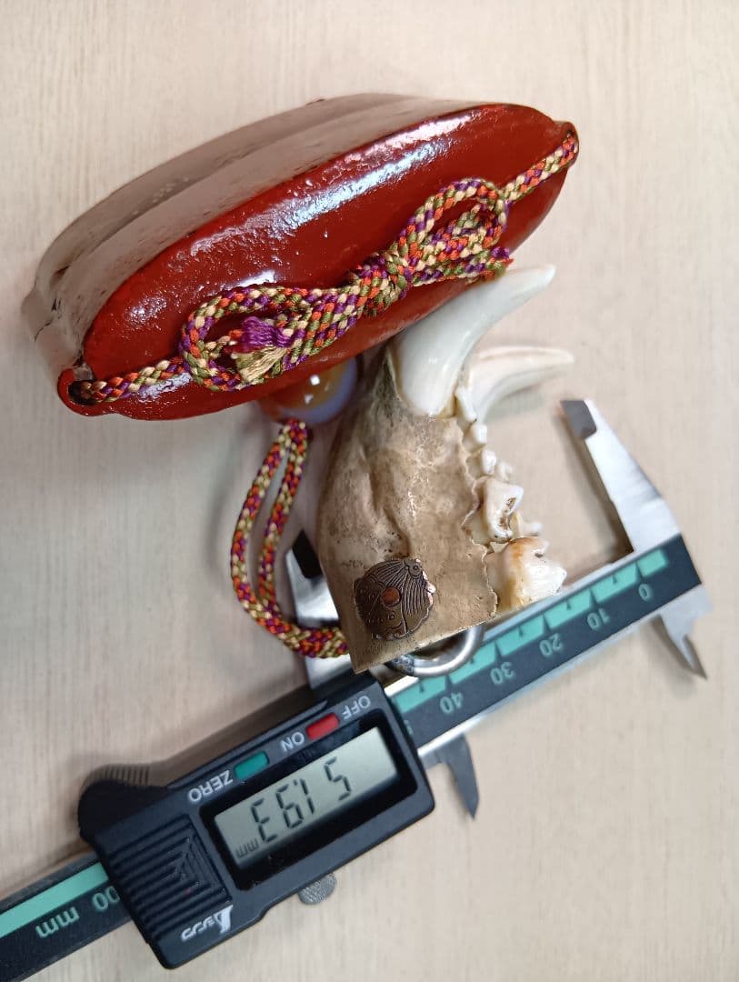 印籠朱塗り牛引き図／山岳信仰護符金工細工根付