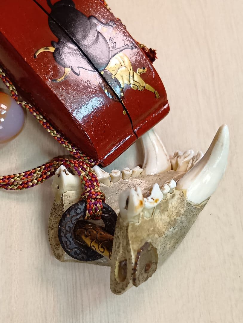 印籠朱塗り牛引き図／山岳信仰護符金工細工根付